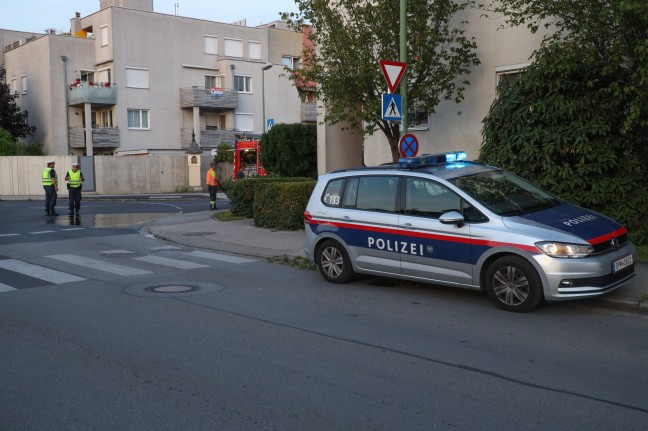 Verkehrsunfall zwischen PKW und Motorrad im Kreisverkehr in Wels-Neustadt