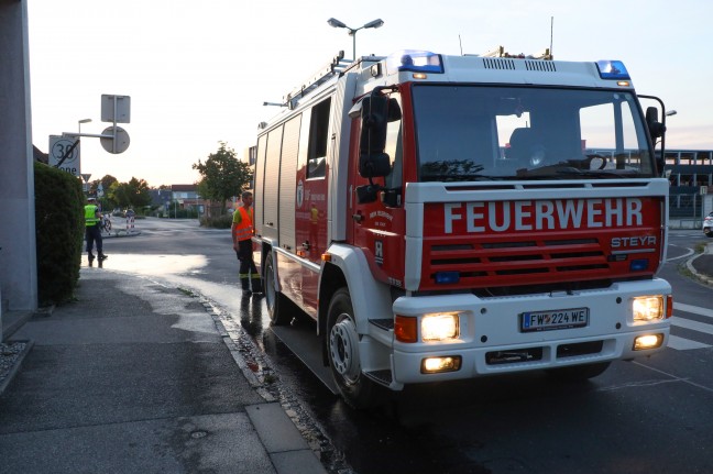 Verkehrsunfall zwischen PKW und Motorrad im Kreisverkehr in Wels-Neustadt