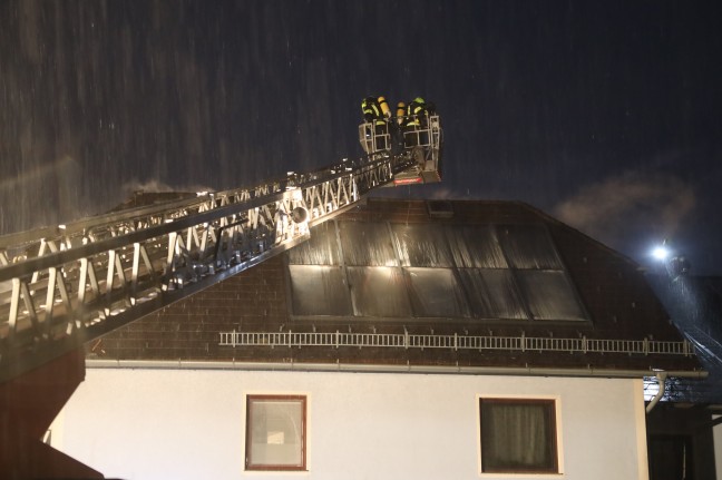 Dachstuhlbrand bei einem Wohnhaus in Desselbrunn sorgt für Großeinsatz