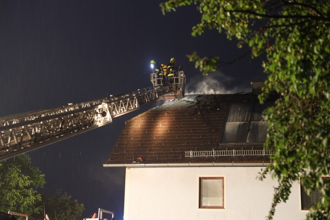 Dachstuhlbrand bei einem Wohnhaus in Desselbrunn sorgt für Großeinsatz
