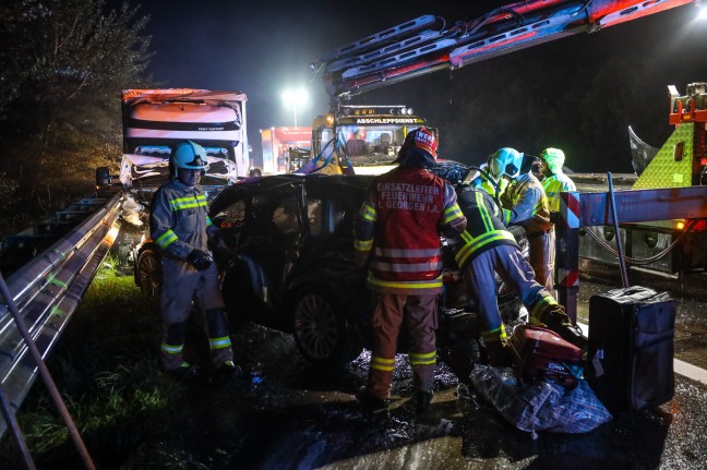 Unfallstelle übersehen: Schwerer Crash nach Autoüberschlag auf Westautobahn bei Seewalchen am Attersee
