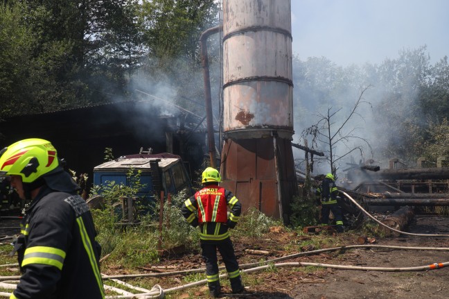 Sieben Feuerwehren bei Brand einer Sägehalle in Oberschlierbach im Einsatz