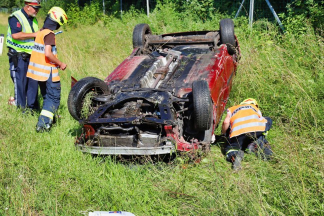 Auto bei schwerem Verkehrsunfall auf der Mühlkreisautobahn bei Engerwitzdorf mehrmals überschlagen