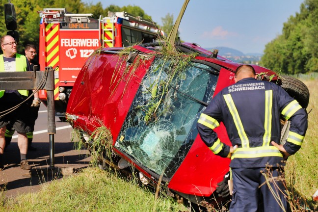 Auto bei schwerem Verkehrsunfall auf der Mhlkreisautobahn bei Engerwitzdorf mehrmals berschlagen