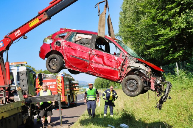 Auto bei schwerem Verkehrsunfall auf der Mühlkreisautobahn bei Engerwitzdorf mehrmals überschlagen