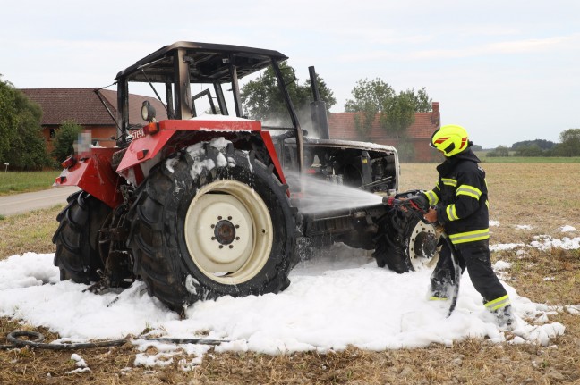 Traktor auf Feld in Steinhaus in Vollbrand