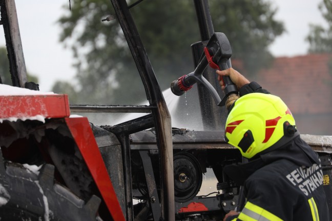 Traktor auf Feld in Steinhaus in Vollbrand