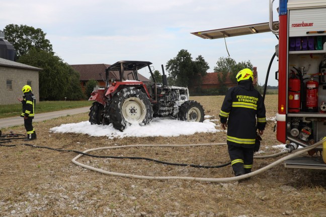 Traktor auf Feld in Steinhaus in Vollbrand