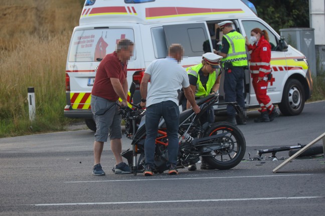 Schwerer Kreuzungscrash mit Motorrad auf Pyhrnpass Straße in Thalheim bei Wels