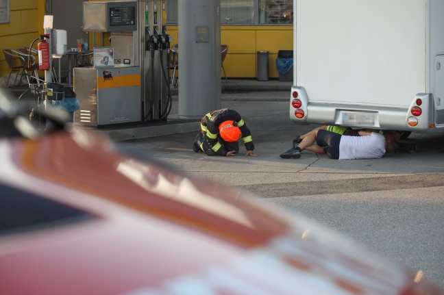 Flüssiggasaustritt bei Wohnmobil an einer Tankstelle in Vorchdorf sorgte für Einsatz der Feuerwehr