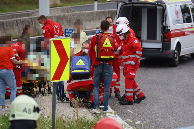 Neun Verletzte: Vollbesetzter Kleinbus auf Innkreisautobahn bei Sattledt verunglckt