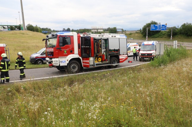 Neun Verletzte: Vollbesetzter Kleinbus auf Innkreisautobahn bei Sattledt verunglckt