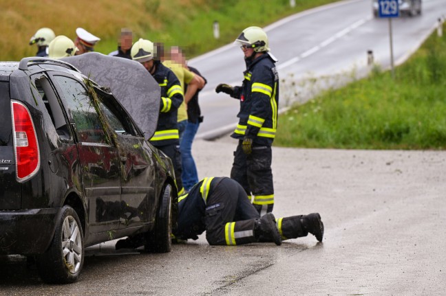 Autoüberschlag auf Eferdinger Straße bei Hinzenbach endet glimpflich