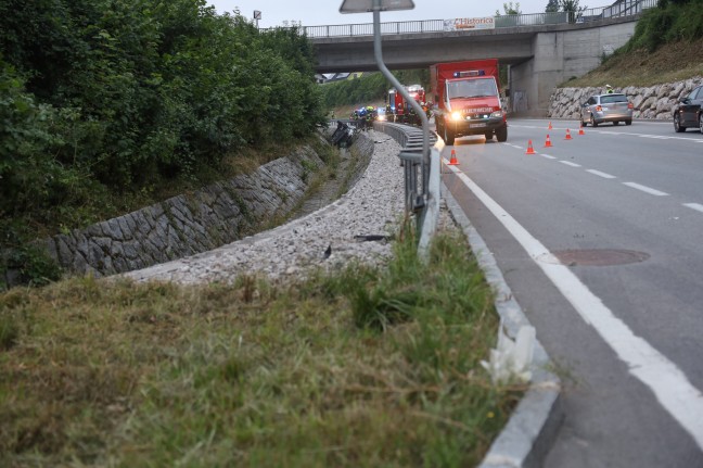 Menschenrettung nach schwerem Verkehrsunfall auf Scharnsteiner Straße zwischen Gmunden und Ohlsdorf