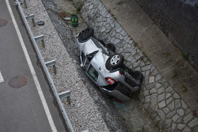 Menschenrettung nach schwerem Verkehrsunfall auf Scharnsteiner Straße zwischen Gmunden und Ohlsdorf