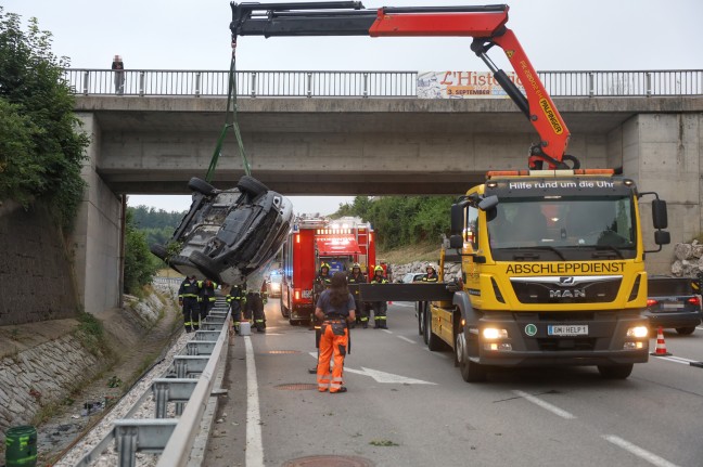 Menschenrettung nach schwerem Verkehrsunfall auf Scharnsteiner Straße zwischen Gmunden und Ohlsdorf