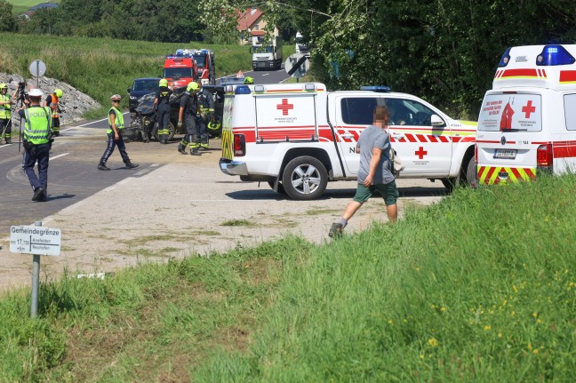 Auto auf Kremstalstrae zwischen Ansfelden und Neuhofen an der Krems schwer verunfallt