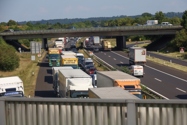 Stauchaos nach Unfllen in Baustellenbereich der Welser Autobahn bei Wels-Puchberg