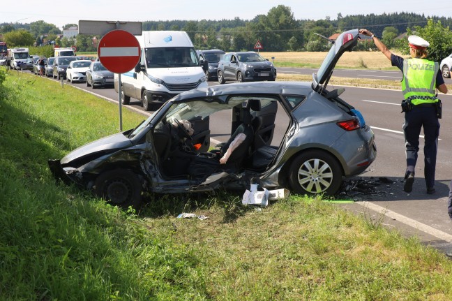 Schwerer Kreuzungscrash mit eingeklemmter Person auf Innviertler Strae in Wels-Puchberg