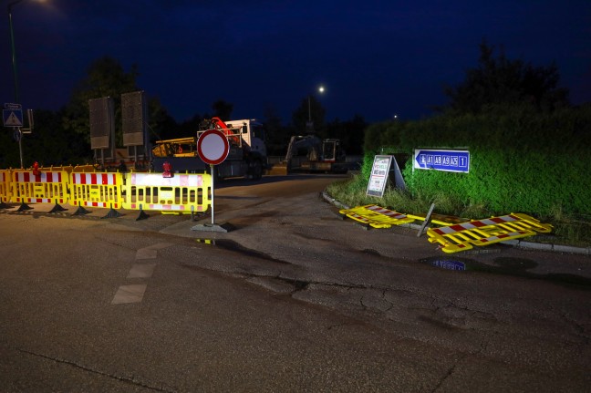 Umgestürzte Baustellenabsperrung sorgte für Einsatz der Feuerwehr in Wels-Vogelweide