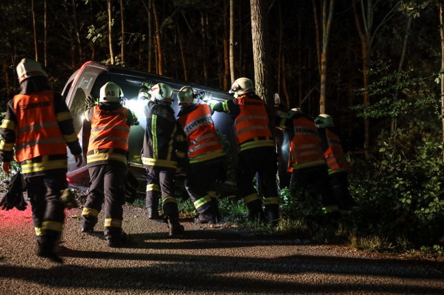 Auto bei glimpflichem Unfall in Krenglbach an Baum angelehnt zum Stillstand gekommen