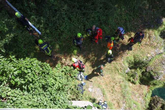 Personenrettung am Traunfall: Abgestürzte sowie festsitzende Person in Roitham am Traunfall gerettet