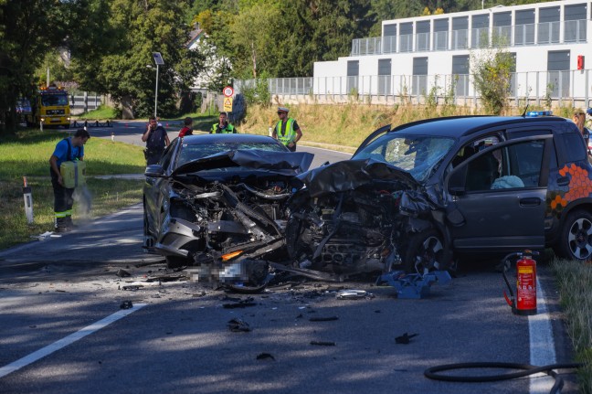 Tödlicher Frontalcrash zwischen zwei Autos in Niederneukirchen