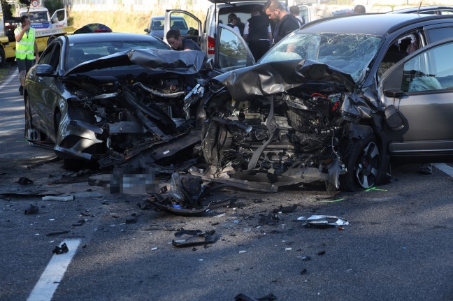 Tdlicher Frontalcrash zwischen zwei Autos in Niederneukirchen