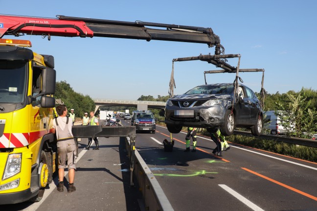 Auto auf Welser Autobahn bei Marchtrenk nach Kollision mit LKW überschlagen