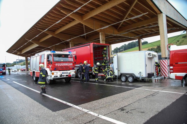 Gefhrliche Ladung von gestopptem Sattelzug auf LKW-Kontrollplatz in Kematen am Innbach umgeladen