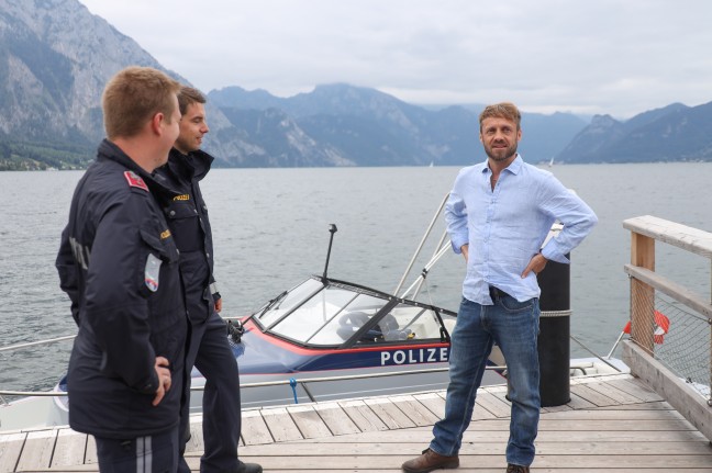 Segelunfall in Gmunden: Segler von Passant und Besatzung des Polizeibootes aus Traunsee gerettet