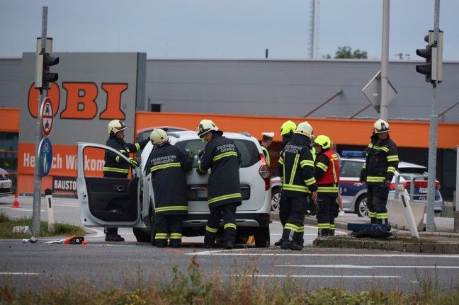 Auto nach heftigem Kreuzungscrash in Gmunden umgestrzt und in Seitenlage zum Stillstand gekommen