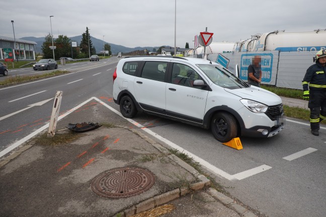 Auto nach heftigem Kreuzungscrash in Gmunden umgestrzt und in Seitenlage zum Stillstand gekommen