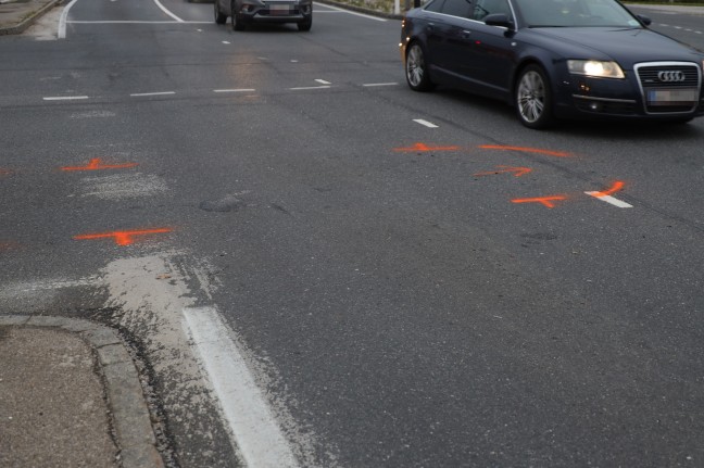 Auto nach heftigem Kreuzungscrash in Gmunden umgestrzt und in Seitenlage zum Stillstand gekommen