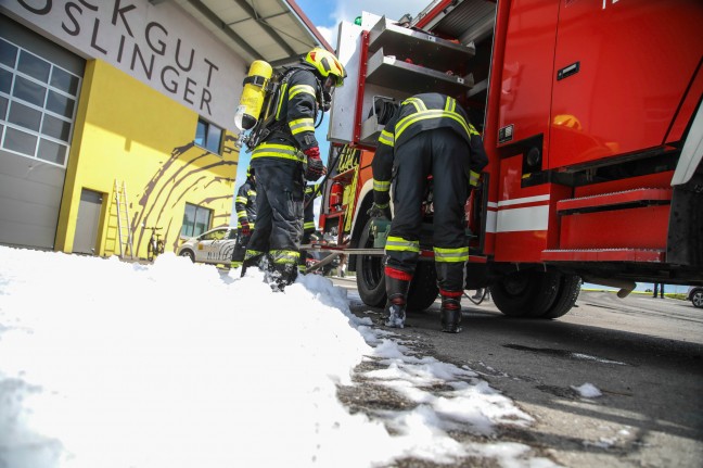 Fünf Feuerwehren bei Brand bei einem Unternehmen in Gaspoltshofen im Einsatz