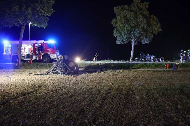 Toter und Schwerverletzter: Auto bei Kollision mit Baum in Oftering in zwei Teile gerissen