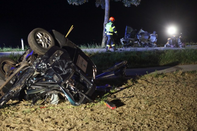 Toter und Schwerverletzter: Auto bei Kollision mit Baum in Oftering in zwei Teile gerissen