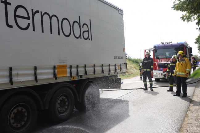 Überhitzte Bremse eines LKW-Sattelaufliegers in Marchtrenk durch Feuerwehr gekühlt