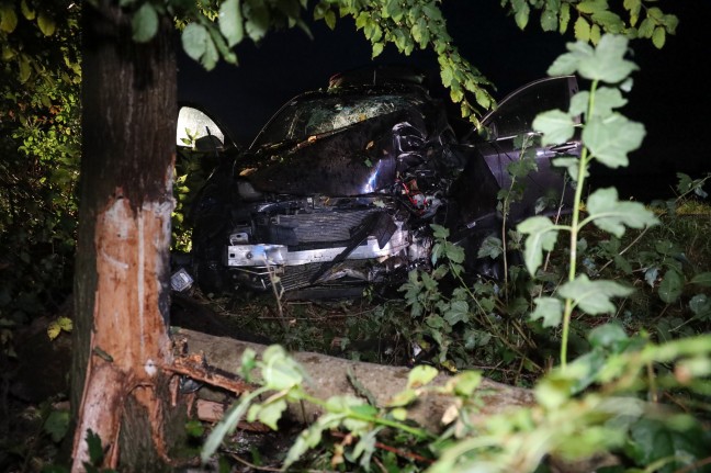 Tödlicher Verkehrsunfall: Auto bei Kremsmünster frontal gegen Baum geprallt