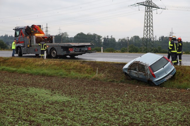 Auto bei Unfall in Edt bei Lambach in Seitenlage im Feld zum Stillstand gekommen
