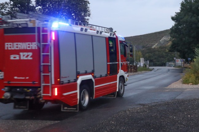 Brand: Aufwendiger Einsatz bei Abfallverwertungsunternehmen in Wels-Schafwiesen