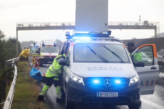 Auto auf Welser Autobahn bei Pucking frontal gegen Leitschiene gekracht