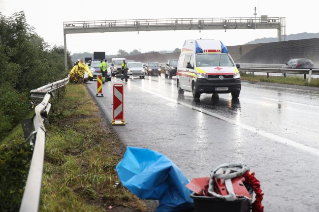 Auto auf Welser Autobahn bei Pucking frontal gegen Leitschiene gekracht