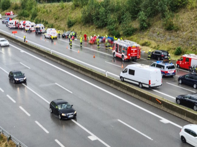 Sechs teils Schwerverletzte bei schwerem Verkehrsunfall auf Innkreisautobahn bei Pram