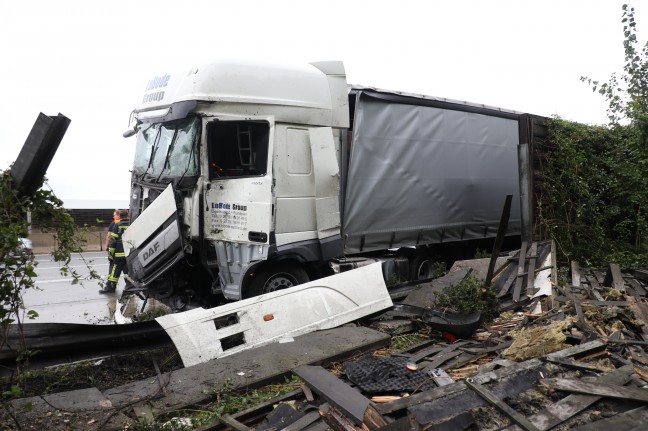 Schwerer LKW-Unfall auf Westautobahn bei Ansfelden