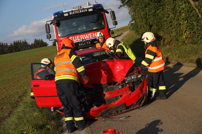 Drei Verletzte bei Kollision zwischen PKW und Pritschenwagen in Buchkirchen