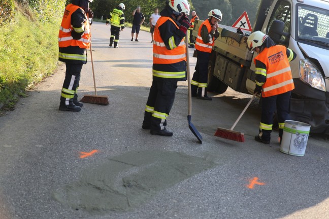 Drei Verletzte bei Kollision zwischen PKW und Pritschenwagen in Buchkirchen