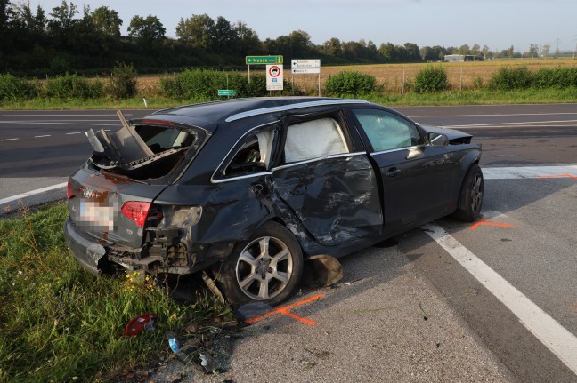 Eine Schwer- und vier Leichtverletzte bei Kollision zwischen Reisebus, PKW und LKW in Wels-Puchberg