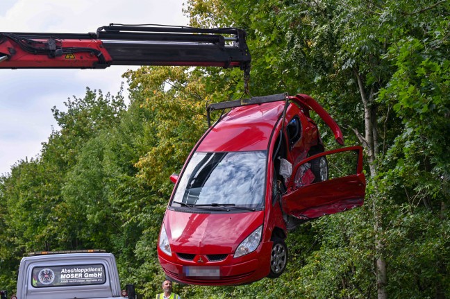 Autos nach Kollision in Ansfelden in Böschung gelandet