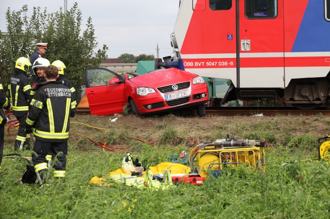 Schwerst eingeklemmt: Auto auf Bahnübergang in Pettenbach von Triebwagen der Almtalbahn erfasst